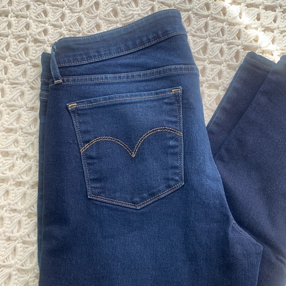 Levi’s 711 Skinny Dark Wash Jeans - Picture 8 of 15